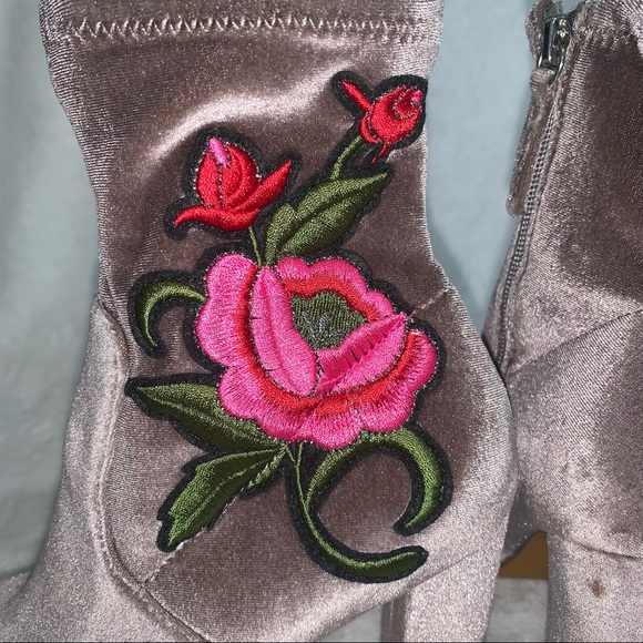 Steve Madden Size 6m gray suede booties with embroidered flowers - Picture 7 of 15